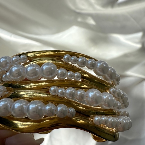 ZARA Big cuff wide bracket. 
Gold and White Pearl Bracelet - Picture 9 of 16